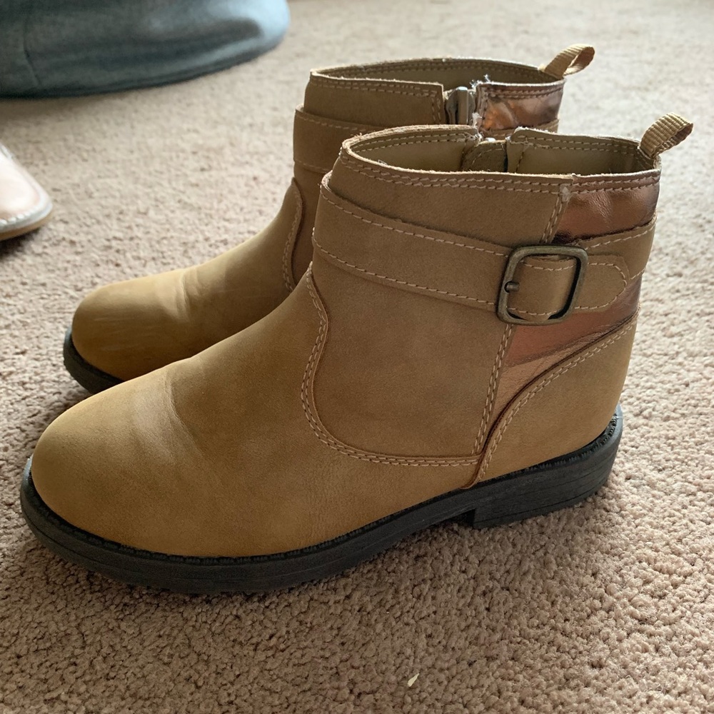 Girls Carter’s size 1 ankle boots with metallic detail.